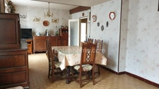 Donnemarie Dontilly, maison de ville avec jardin, granges et garage.