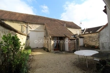 Donnemarie Dontilly, maison de ville avec jardin, granges et garage.