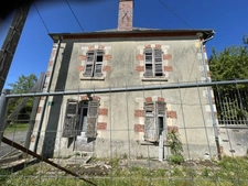 La Chapelotte  Maison de 160 m2 à rénover intégralement avec jardin et garage