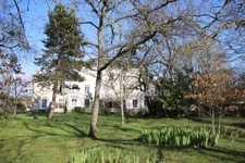 Appartement/Maison vaste deux pièces avec jardin et garage au calme