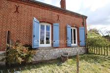SOUESMES, Maison de campagne en briques de 50 m2, mitoyenne d'un côté,  avec grenier aménageable