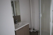 Proche gare et centre ville, appartement deux chambres de 87m2  avec cave, parking,  