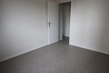 Proche gare et centre ville, appartement deux chambres de 87m2  avec cave, parking,  