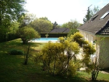 A 8 MN DE LIMOGES EN DIRECTION D 'AIX/VIENNE JOLIE MAISON BOURGEOISE AVEC PISCINE 