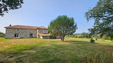 20 MN DE LIMOGES SUD OUEST TRES BELLE PROPRIETE SUR 4,6 HA DE TERRE DANS UN ECRIN DE VERDURE