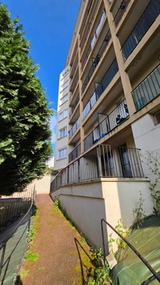 COUP DE COEUR POUR CET APPARTEMENT DE TYPE 4 ENTIEREMENT RENOVE AVEC ASCENSEUR GARAGE BALCON CAVE ET CELLIER