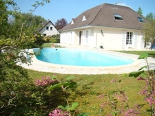 A 8 MN DE LIMOGES EN DIRECTION D 'AIX/VIENNE JOLIE MAISON BOURGEOISE AVEC PISCINE 