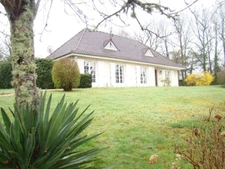 A 8 MN DE LIMOGES EN DIRECTION D 'AIX/VIENNE JOLIE MAISON BOURGEOISE AVEC PISCINE 