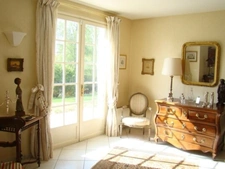 A 8 MN DE LIMOGES EN DIRECTION D 'AIX/VIENNE JOLIE MAISON BOURGEOISE AVEC PISCINE 