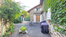 SUPERBE MAISON EN PIERRE AVEC PISCINE ET JARDIN BUCOLIQUE - UN VRAI COUP DE COEUR - 