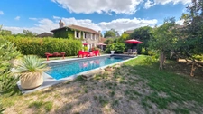SUPERBE MAISON EN PIERRE AVEC PISCINE ET JARDIN BUCOLIQUE - UN VRAI COUP DE COEUR - 