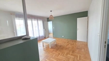 COUP DE COEUR POUR CET APPARTEMENT DE TYPE 4 ENTIEREMENT RENOVE AVEC ASCENSEUR GARAGE BALCON CAVE ET CELLIER