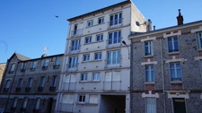 A 2 PAS DU CENTRE VILLE JOLI APPARTEMENT TRAVERSANT DE TYPE 4 LUMINEUX ET AVEC BEAU POTENTIEL 
