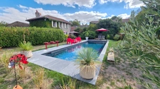 SUPERBE MAISON EN PIERRE AVEC PISCINE ET JARDIN BUCOLIQUE - UN VRAI COUP DE COEUR - 