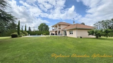 ISLE PROCHE CHU EMAILLEURS - SUPERBE VILLA EN PARTIE PLAIN PIED AVEC PISCINE ET SPA SUR MAGNIFIQUE TERRAIN ARBORE