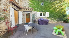 SUPERBE MAISON EN PIERRE AVEC PISCINE ET JARDIN BUCOLIQUE - UN VRAI COUP DE COEUR - 