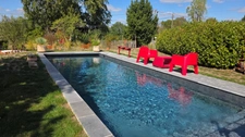 SUPERBE MAISON EN PIERRE AVEC PISCINE ET JARDIN BUCOLIQUE - UN VRAI COUP DE COEUR - 