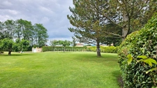 ISLE PROCHE CHU EMAILLEURS - SUPERBE VILLA EN PARTIE PLAIN PIED AVEC PISCINE ET SPA SUR MAGNIFIQUE TERRAIN ARBORE