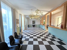 GROS POTENTIEL POUR CETTE TRES BELLE PROPRIETE DE 19HA AVEC CHATEAU ET BATIMENT DE + DE 1200 M²