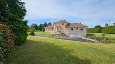 ISLE PROCHE CHU EMAILLEURS - SUPERBE VILLA EN PARTIE PLAIN PIED AVEC PISCINE ET SPA SUR MAGNIFIQUE TERRAIN ARBORE