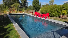 SUPERBE MAISON EN PIERRE AVEC PISCINE ET JARDIN BUCOLIQUE - UN VRAI COUP DE COEUR - 
