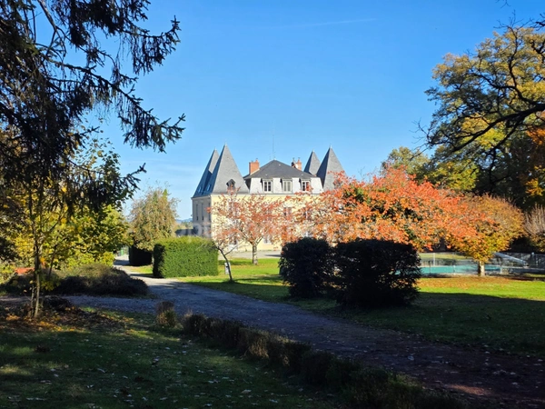 GROS POTENTIEL POUR CETTE TRES BELLE PROPRIETE DE 19HA AVEC CHATEAU ET BATIMENT DE + DE 1200 M²
