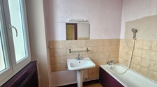 Immeuble à découper en 3 lots ou 5   - RDC : local bureaux loué - 1er : un T3 ou 2 T2 - 2ème : un T3 ou 2 T1 