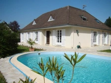 A 8 MN DE LIMOGES EN DIRECTION D 'AIX/VIENNE JOLIE MAISON BOURGEOISE AVEC PISCINE 