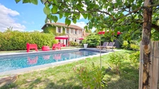 SUPERBE MAISON EN PIERRE AVEC PISCINE ET JARDIN BUCOLIQUE - UN VRAI COUP DE COEUR - 