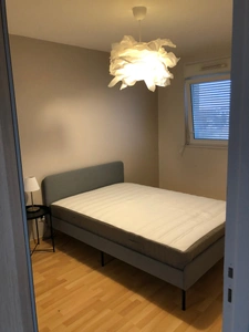 NANTES à l’extrême EST de l’île BEAULIEU et à proximité du PARC NATUREL, dans immeuble avec ASCENCEUR, Appartement T3 entièrement MEUBLE de 65.30m² avec LOGGIA, CAVE et BOX sécurisé pour un véhicule