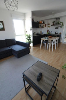 NANTES à l’extrême EST de l’île BEAULIEU et à proximité du PARC NATUREL, dans immeuble avec ASCENCEUR, Appartement T3 entièrement MEUBLE de 65.30m² avec LOGGIA, CAVE et BOX sécurisé pour un véhicule