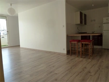 LA ROCHE SUR YON proche commerces, appartement T2 de 46.17 m² en RDC avec BALCON prolongés par belle LOGGIA fermée, SDB, 1 CH + BUREAU, PARKING 