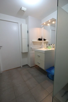 NANTES à l’extrême EST de l’île BEAULIEU et à proximité du PARC NATUREL, dans immeuble avec ASCENCEUR, Appartement T3 entièrement MEUBLE de 65.30m² avec LOGGIA, CAVE et BOX sécurisé pour un véhicule