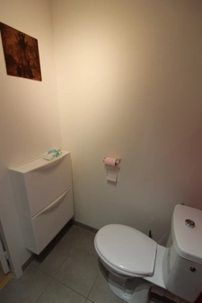 NANTES à l’extrême EST de l’île BEAULIEU et à proximité du PARC NATUREL, dans immeuble avec ASCENCEUR, Appartement T3 entièrement MEUBLE de 65.30m² avec LOGGIA, CAVE et BOX sécurisé pour un véhicule