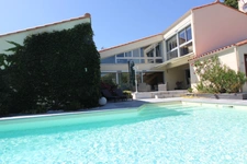 Aux PORTES de LA ROCHE su YON côté NORD, Maison de 238 m² avec 6 chambres, Bureau double, SDB, SDE, 3 WC et PISCINE, GARAGE et PARKING intérieur avec CARPORT 2 véhicules