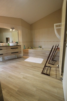 Aux PORTES de LA ROCHE su YON côté NORD, Maison de 238 m² avec 6 chambres, Bureau double, SDB, SDE, 3 WC et PISCINE, GARAGE et PARKING intérieur avec CARPORT 2 véhicules