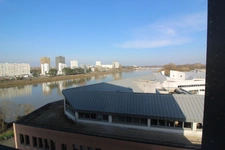 NANTES à l’extrême EST de l’île BEAULIEU et à proximité du PARC NATUREL, dans immeuble avec ASCENCEUR, Appartement T3 entièrement MEUBLE de 65.30m² avec LOGGIA, CAVE et BOX sécurisé pour un véhicule