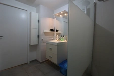 NANTES à l’extrême EST de l’île BEAULIEU et à proximité du PARC NATUREL, dans immeuble avec ASCENCEUR, Appartement T3 entièrement MEUBLE de 65.30m² avec LOGGIA, CAVE et BOX sécurisé pour un véhicule
