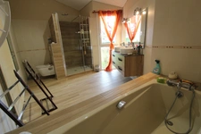 Aux PORTES de LA ROCHE su YON côté NORD, Maison de 238 m² avec 6 chambres, Bureau double, SDB, SDE, 3 WC et PISCINE, GARAGE et PARKING intérieur avec CARPORT 2 véhicules