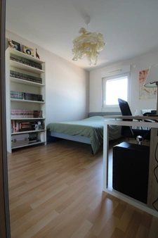 NANTES à l’extrême EST de l’île BEAULIEU et à proximité du PARC NATUREL, dans immeuble avec ASCENCEUR, Appartement T3 entièrement MEUBLE de 65.30m² avec LOGGIA, CAVE et BOX sécurisé pour un véhicule