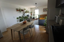 NANTES à l’extrême EST de l’île BEAULIEU et à proximité du PARC NATUREL, dans immeuble avec ASCENCEUR, Appartement T3 entièrement MEUBLE de 65.30m² avec LOGGIA, CAVE et BOX sécurisé pour un véhicule