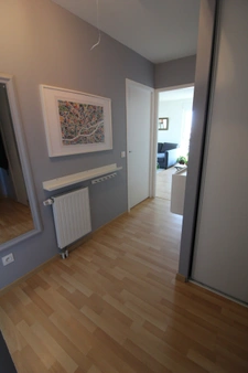 NANTES à l’extrême EST de l’île BEAULIEU et à proximité du PARC NATUREL, dans immeuble avec ASCENCEUR, Appartement T3 entièrement MEUBLE de 65.30m² avec LOGGIA, CAVE et BOX sécurisé pour un véhicule