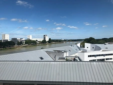 NANTES à l’extrême EST de l’île BEAULIEU et à proximité du PARC NATUREL, dans immeuble avec ASCENCEUR, Appartement T3 entièrement MEUBLE de 65.30m² avec LOGGIA, CAVE et BOX sécurisé pour un véhicule