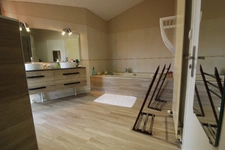 Aux PORTES de LA ROCHE su YON côté NORD, Maison de 238 m² avec 6 chambres, Bureau double, SDB, SDE, 3 WC et PISCINE, GARAGE et PARKING intérieur avec CARPORT 2 véhicules