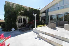 Aux PORTES de LA ROCHE su YON côté NORD, Maison de 238 m² avec 6 chambres, Bureau double, SDB, SDE, 3 WC et PISCINE, GARAGE et PARKING intérieur avec CARPORT 2 véhicules