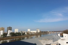 NANTES à l’extrême EST de l’île BEAULIEU et à proximité du PARC NATUREL, dans immeuble avec ASCENCEUR, Appartement T3 entièrement MEUBLE de 65.30m² avec LOGGIA, CAVE et BOX sécurisé pour un véhicule
