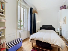 Rue Philibert Delorme - T3 de 68 m² au RDC - Professions libérales autorisées