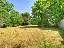Centre ville de Crouy sur Ourcq - 4.000 m² de Terrain clos avec grange à rénover 