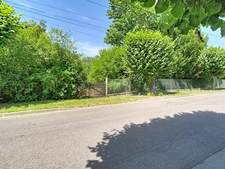 Centre ville de Crouy sur Ourcq - 4.000 m² de Terrain clos avec grange à rénover 