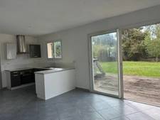  villa récente de 4 pièces plus 1 garage attenant sur un terrain clos de 2000 M2 environ